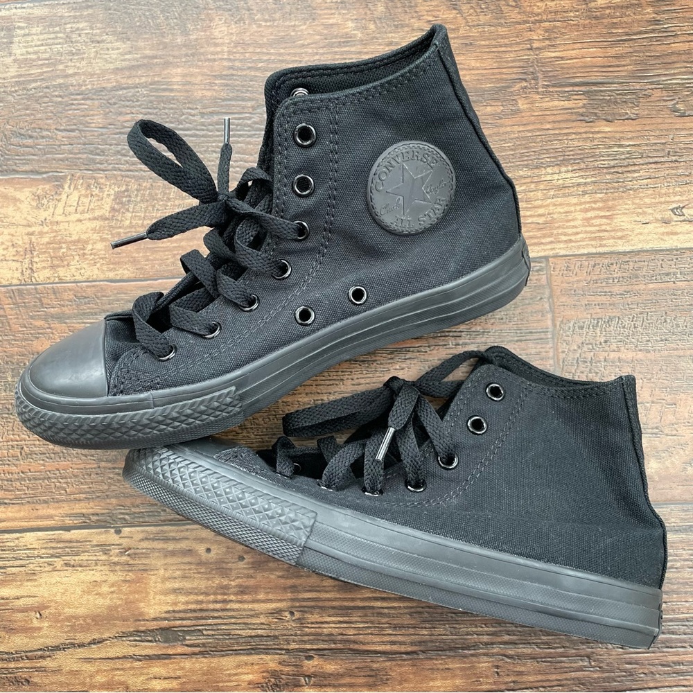 Youth Chuck Taylor All Star High Top Converse Monochrome Black. Size 2.